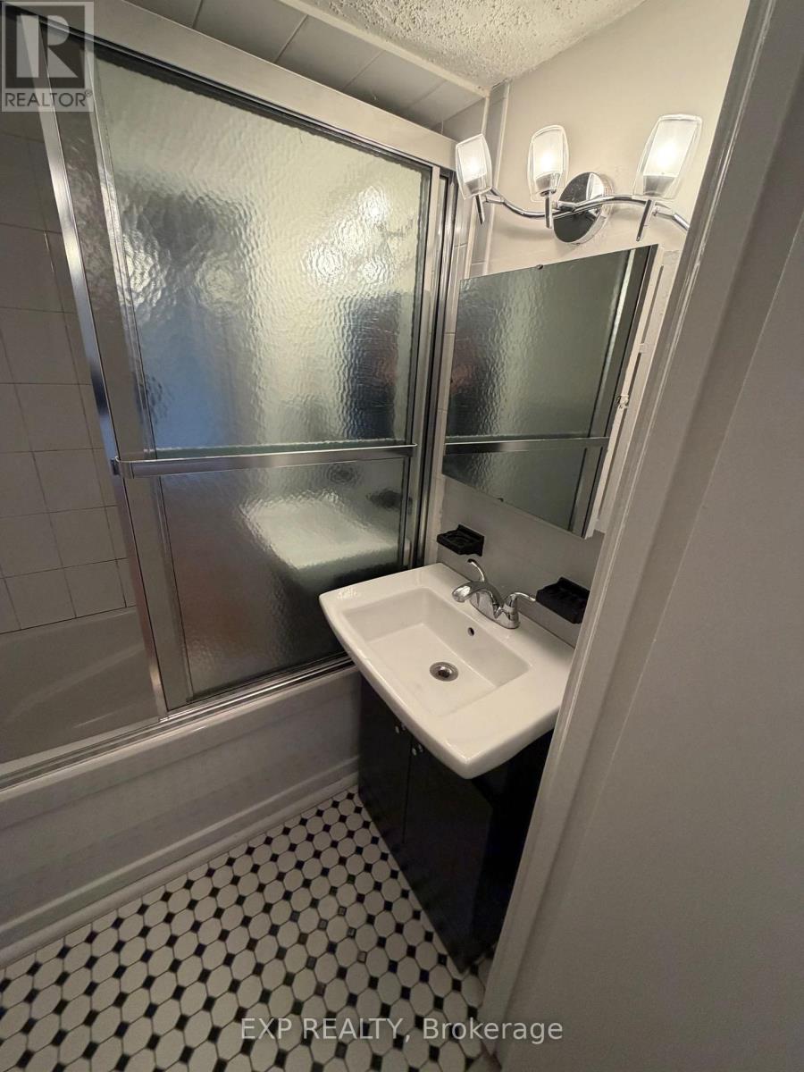 Residential Lease in Toronto (Junction Area) 4