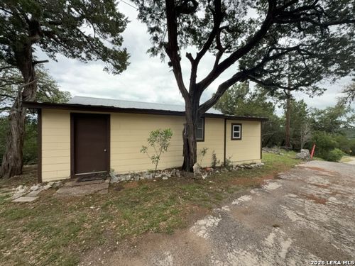 184 Paradise Ln, Lakehills, TX, 78063-7334 | Card Image