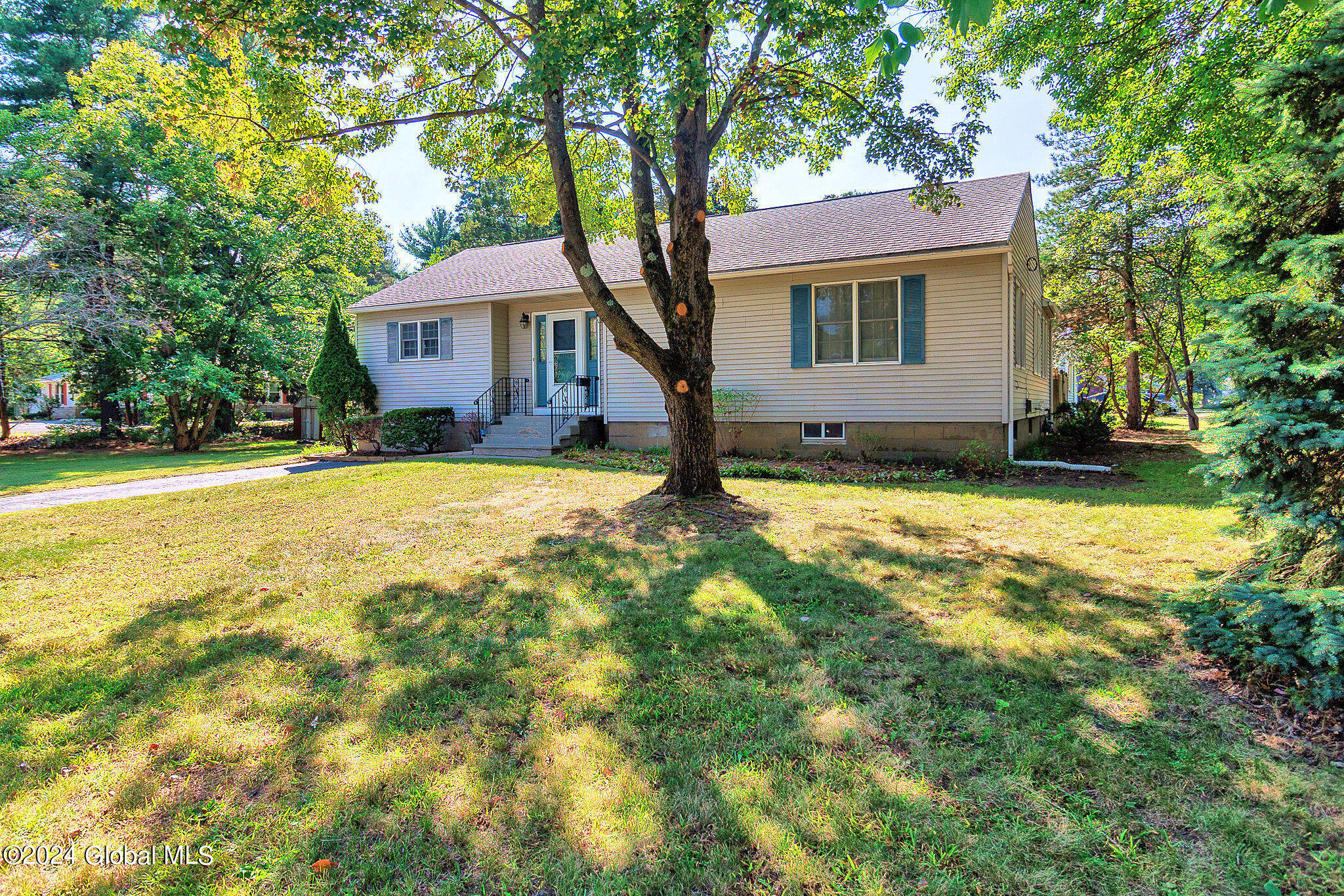 Oathout Ln, Latham, NY 12110