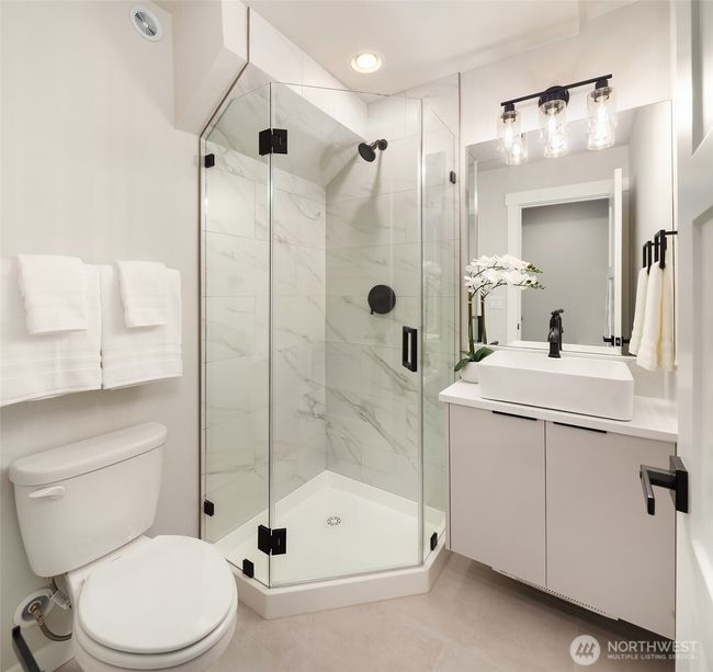 En-suite bath for bedroom or office. | Image 6