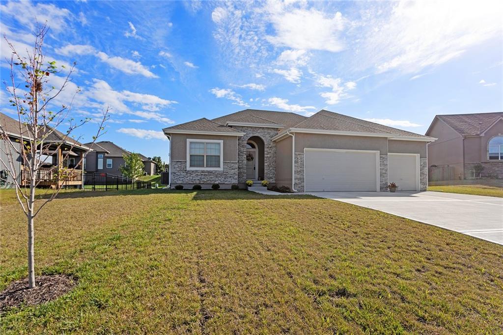 Winterberry Cir, Oak Grove, MO 64075