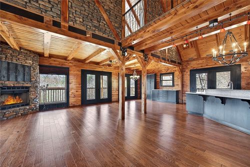 8379 Chestnut Dr, Rogers, AR, 72756-7704 | Card Image