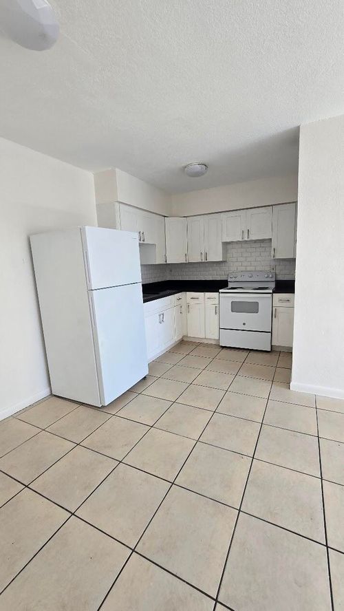 10-1290 Ne 142nd St, North Miami, FL, 33161-2572 | Card Image