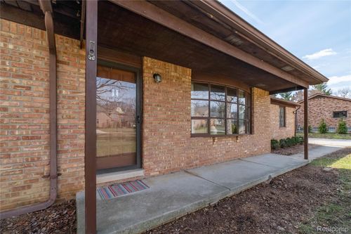 37715 Saint Martins St, Livonia, MI, 48152-1073 | Card Image