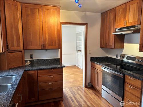 5721 36th Ave Ne, Seattle, WA, 98105-2333 | Card Image