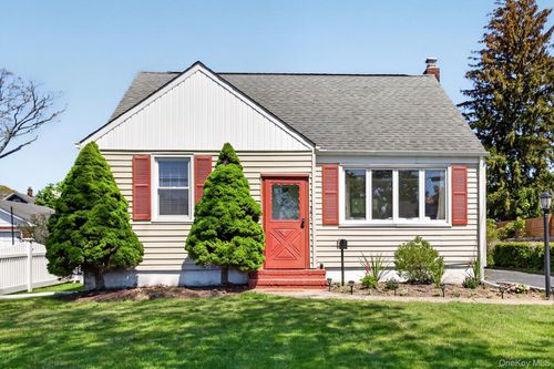 27 Spruce St, Islip, NY, 11751-3009 | Card Image