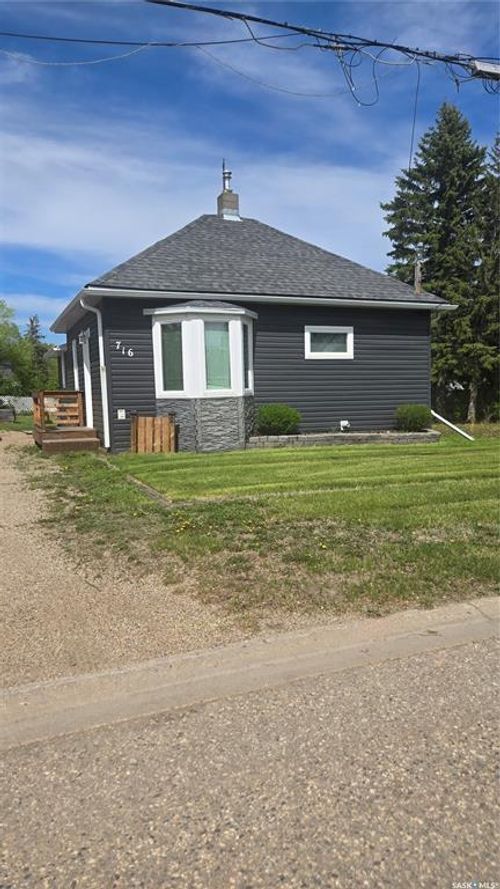 716 Walsh Avenue, Oxbow, SK, S0C2B0 | Card Image