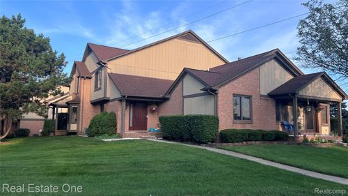 66 Meadow Wood Dr, Rochester Hills, MI, 48307-3084 | Card Image