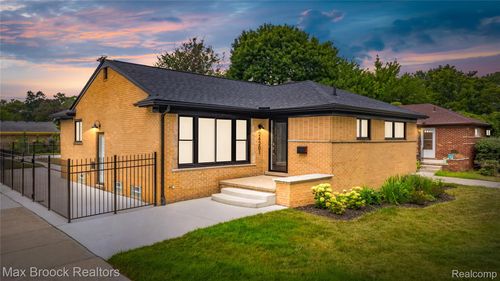 24201 Oneida St, Oak Park, MI, 48237-1749 | Card Image