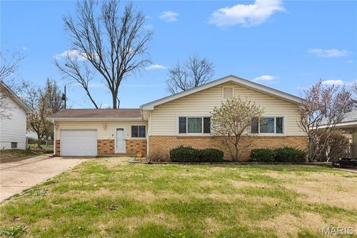 704 Village Square Dr, Hazelwood, MO, 63042-3314 | Card Image