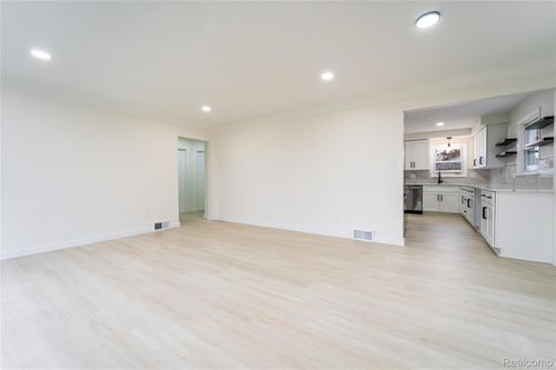 26712 Larchmont St, Saint Clair Shores, MI, 48081-3428 | Card Image