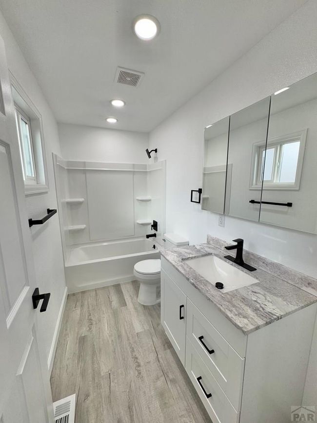 Main Level Hallway Bathroom | Image 29