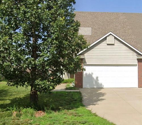 2418 Surrey Dr, Lawrence, KS, 66046-5521 | Card Image