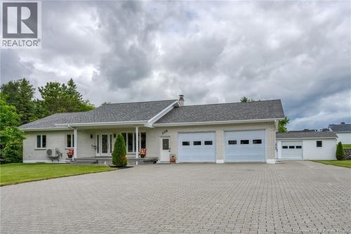 330 Guay St, House with 5 bedrooms, 3 bathrooms and null parking in Grand-Sault/Grand Falls NB | Card Image