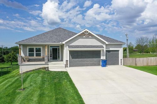900 Willis Dr, Tonganoxie, KS, 66086 | Card Image