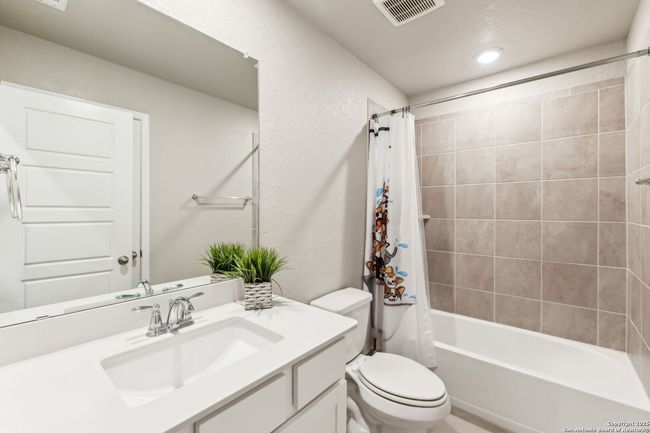 Hallway full bathroom | Image 23