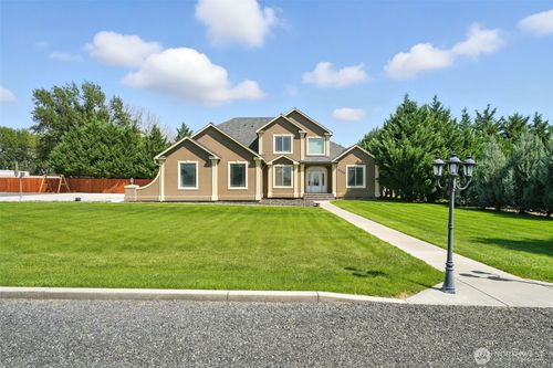 6795 Road D.8 Ne, Moses Lake, WA, 98837-7504 | Card Image