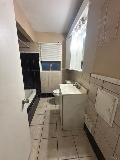 6783 Westwood St, Detroit, MI, 48228-3903 | Card Image