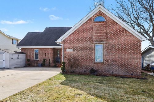 7277 Cardinal St, Clay, MI, 48001-4107 | Card Image