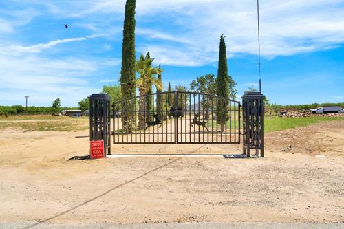 18537 Road 17, Madera, CA, 93637-9722 | Card Image