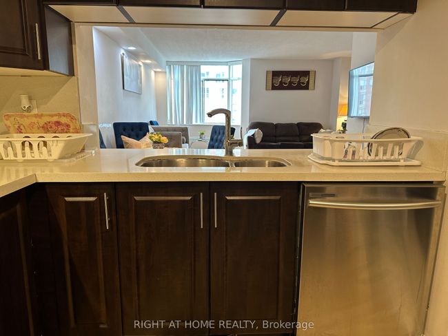 1406 - 300 Webb Dr, Condo with 3 bedrooms, 2 bathrooms and 1 parking in Mississauga ON | Image 15
