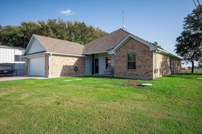 510 Meadow Pond Court, House other with 4 bedrooms, 2 bathrooms and null parking in Runaway Bay TX | Image 2