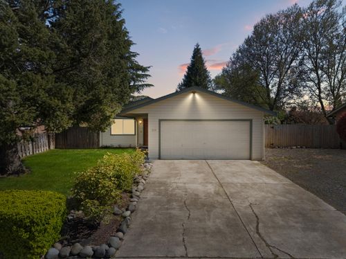 519 Glenn Way, Central Point, OR, 97502-1991 | Card Image