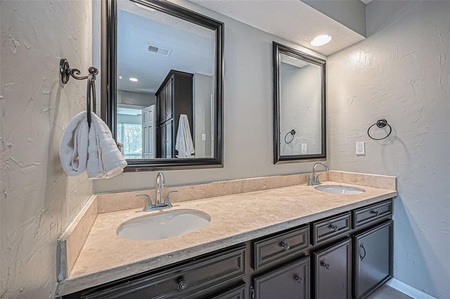 Double vanities in the 2nd full bathroom. | Image 38