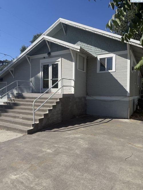 17 N Ione St, Kennewick, WA, 99336-3357 | Card Image
