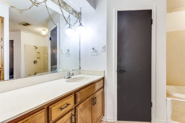104 Ne Rosamond St, House other with 3 bedrooms, 2 bathrooms and null parking in Burleson TX | Image 16