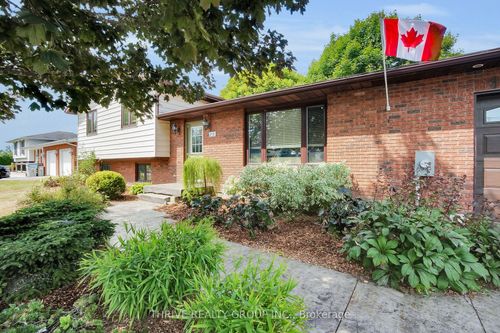 123 Michelle Ave, Parkhill, ON, N0M2K0 | Card Image