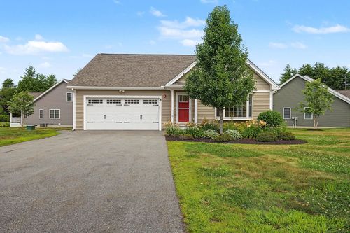 4 James Cir, Brentwood, NH, 03833-6663 | Card Image