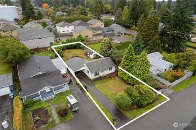 This lovely home sits on over an 8, 000 sq ft lot. | Image 2