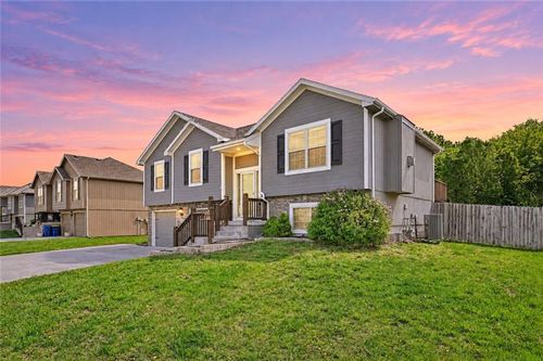 19205 Switchgrass Dr, Smithville, MO, 64089-9309 | Card Image