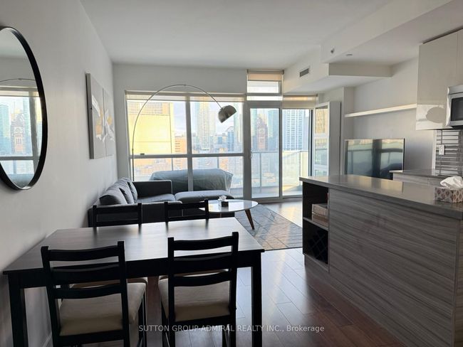 1611 - 210 Simcoe St, Condo with 2 bedrooms, 1 bathrooms and null parking in Toronto ON | Image 19