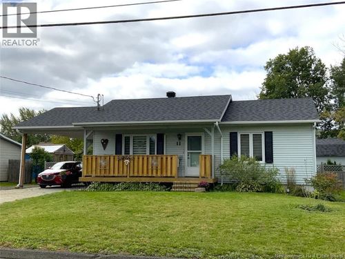 11 Lebel Rue, House with 2 bedrooms, 2 bathrooms and null parking in Edmundston NB | Card Image