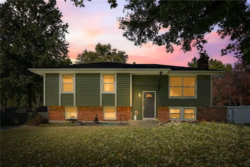 512 S Washington St, Raymore, MO, 64083-9165 | Card Image