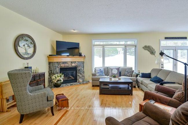 20 Twigs End, House other with 3 bedrooms, 3 bathrooms and 3 parking in Gravenhurst ON | Image 4
