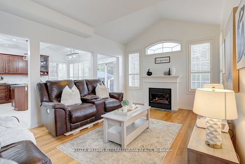 2 Thistledown Cres, Whitby, ON, L1R3P2 | Card Image