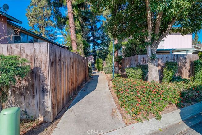Walkway to front of house | Image 25