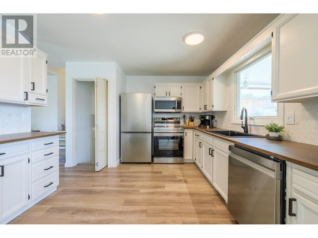 1737 Pennask Terr, House other with 4 bedrooms, 3 bathrooms and 1 parking in Kamloops BC | Image 9