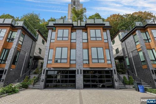 718 Undercliff Ave, Edgewater, NJ, 07020-1453 | Card Image