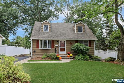 488 Baxter Ave, Wyckoff, NJ, 07481-3049 | Card Image