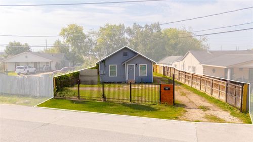 9302 Waller St, Houston, TX, 77012-2754 | Card Image