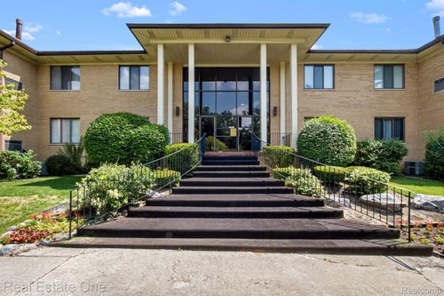 247door-31915 W 14 Mile Rd, Farmington Hills, MI, 48334-1153 | Card Image