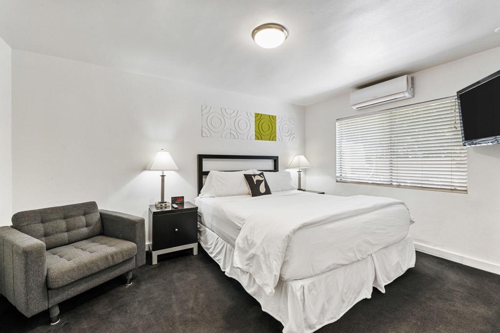 Commercial Sale in Palm Springs 4