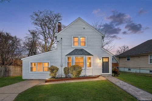 19 Westside Ave, Bay Shore, NY, 11706-6715 | Card Image