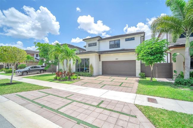 8814 Nw 154th Ter, House other with 5 bedrooms, 4 bathrooms and null parking in Miami Lakes FL | Image 1
