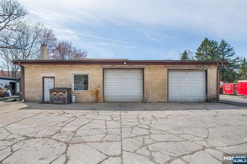 18 Paradise Rd, Oak Ridge, NJ, 07438-8935 | Card Image