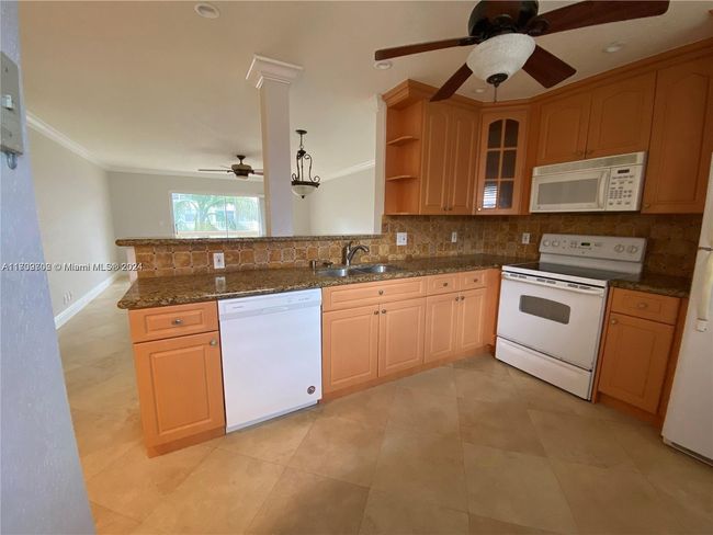 APT-301 - 232 Ne 12 Th Ave, Condo with 2 bedrooms, 2 bathrooms and null parking in Hallandale Beach FL | Image 18